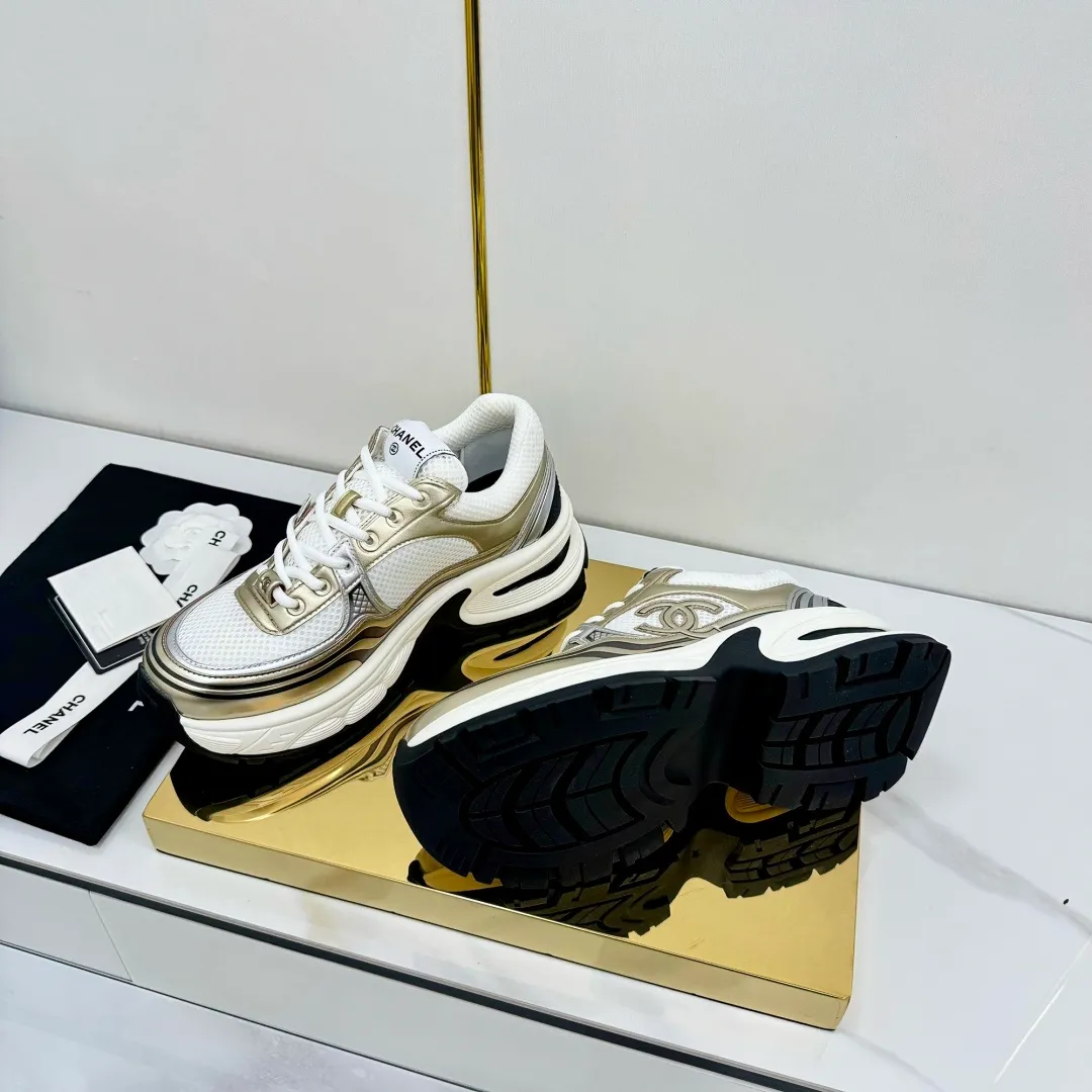 👟👟Ex-factory price 680👟👟 Upgraded version, upgraded version, upgraded version! No rebuttal accepted! ! ! ! Chanel Chanel panda shoes! 2025 counter's top casual sports shoes. This classic design; the upper is electro-embroidered with a variety of techniques; the outsole is fashionable and sporty; the unusual inclusion of a variety of color matching elements... The diversified mix and match is very good-looking and versatile, and can be used for leisure, fashion, sports, and outdoor... ꫛꫀꪝ Go➫ Materials: ❶Upper made of: original imported first-layer silk cowhide + original waterproof cloth + original first-layer cowhide ❷Inner lining: Original Yangli+Net ❸Outsole based on: Original TPU combination outsole Counter boutique packaging complete set for women 35–41 👉 👉 👉 👉